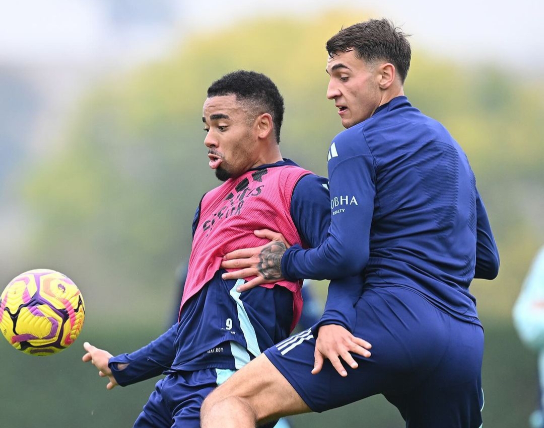 Para pemain Arsenal latihan jelang laga melawan Liverpool di Emirates Stadium pada Minggu malam pukul 23:30 WIB (27/10/2024). (Foto: IG Arsenal)