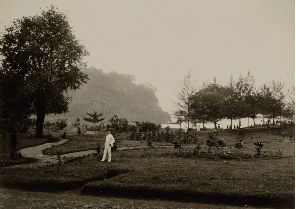 Orang Eropa di dekat Pantai Padang sekitar tahun 1890 (Sumber: KITLV-Leiden University Libraries No. 82504)