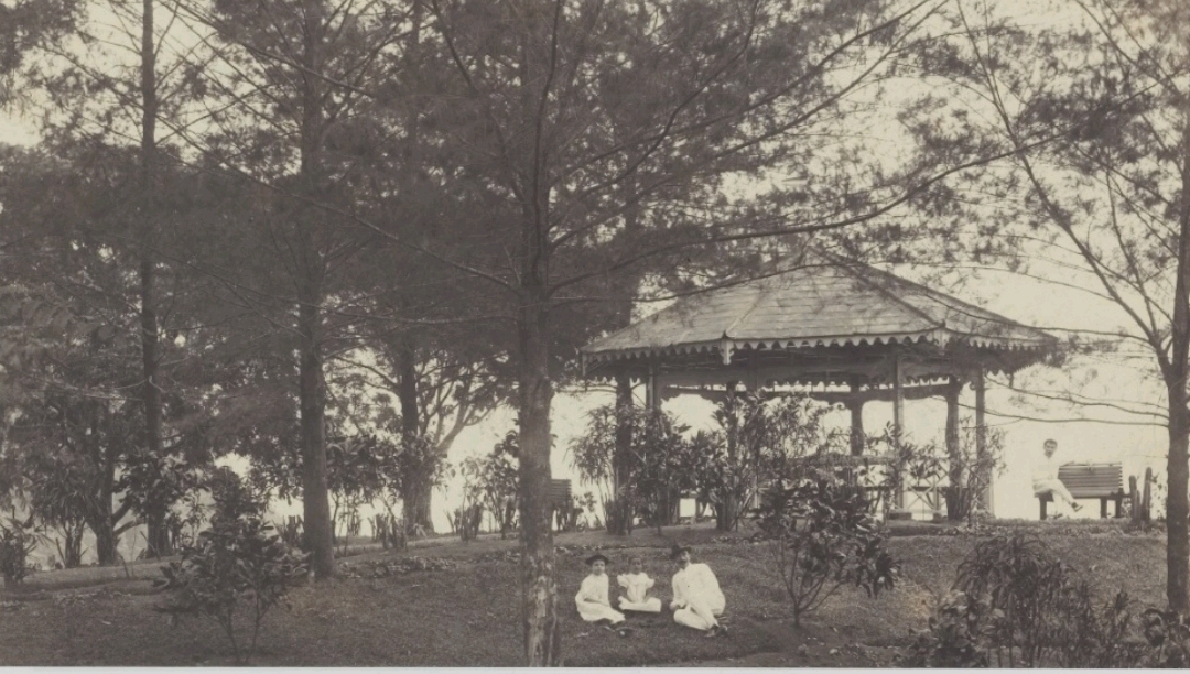 Orang Eropa di depan sebuah kubah (gazebo) di dekat Pantai Padang sekitar tahun 1890-an (Sumber: KITLV-Leiden University Libraries No. 6816)