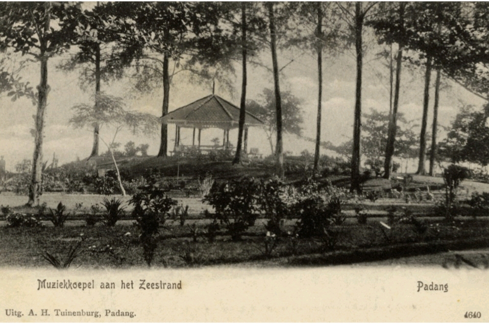 Sebuah gazebo di dekat Pantai Padang sekitar awal abad ke-20 (Sumber: KITLV-Leiden University Libraries No. 1404106).