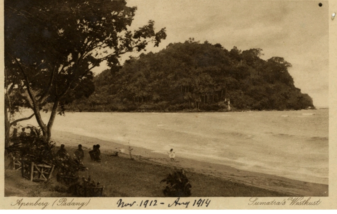 Dua anak Eropa dan beberapa Urang Awak di Pantai Padang sekitar tahun 1912-1914 (Sumber: KITLV-Leiden University Libraries No. 1404122)