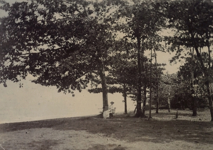 Seorang Wanita Eropa duduk di pinggir Pantai Padang sekitar tahun 1919 (Sumber: KITLV-Leiden University Libraries No. 66619)