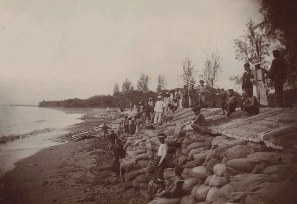 Pekerjaan Perbaikan Tanggul Pantai Padang sekitar tahun 1925 (Sumber: KITLV-Leiden University Libraries No. 106156)