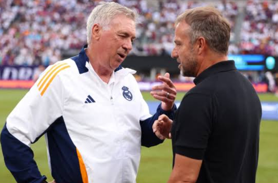 Pelatih Real Madrid Carlo Ancelotti dan Pelatih Barcelona Hansi Flick. (Foto: Dok. Blaugranagram)