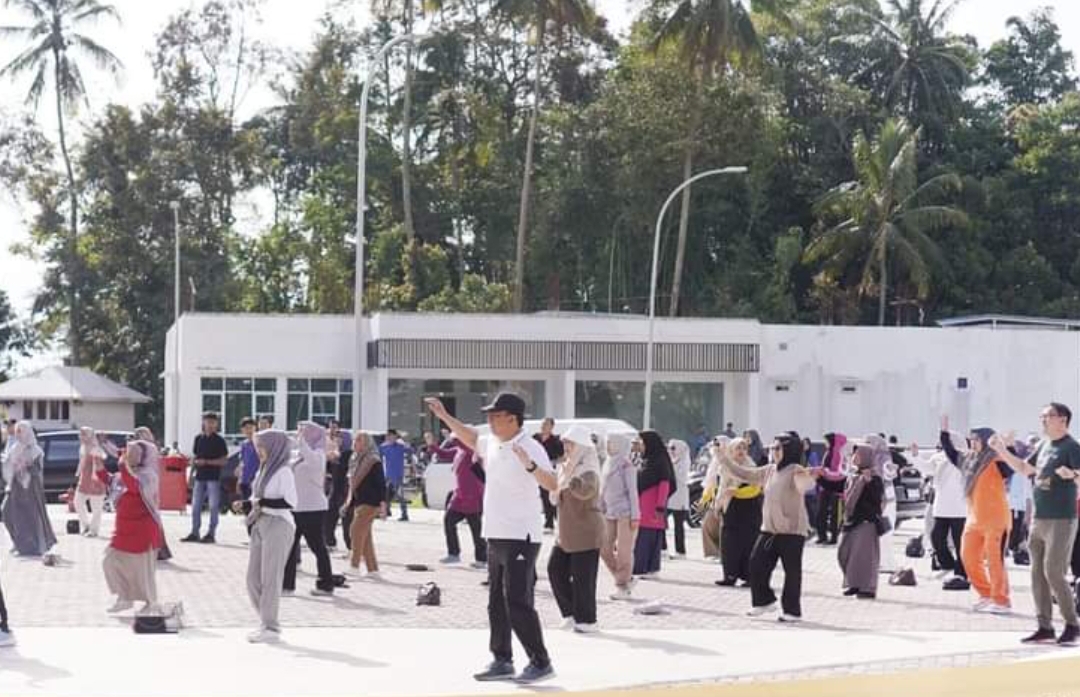 Penjabat  Wali Kota Padangpanjang, Sonny Budaya Putra hadiri dalam kegiatan senam bersama Aparatur Sipil Negara (ASN) di lingkungan Pemko, Jumat (25/10/2024) di Sport Center. (Foto: Diskominfo)