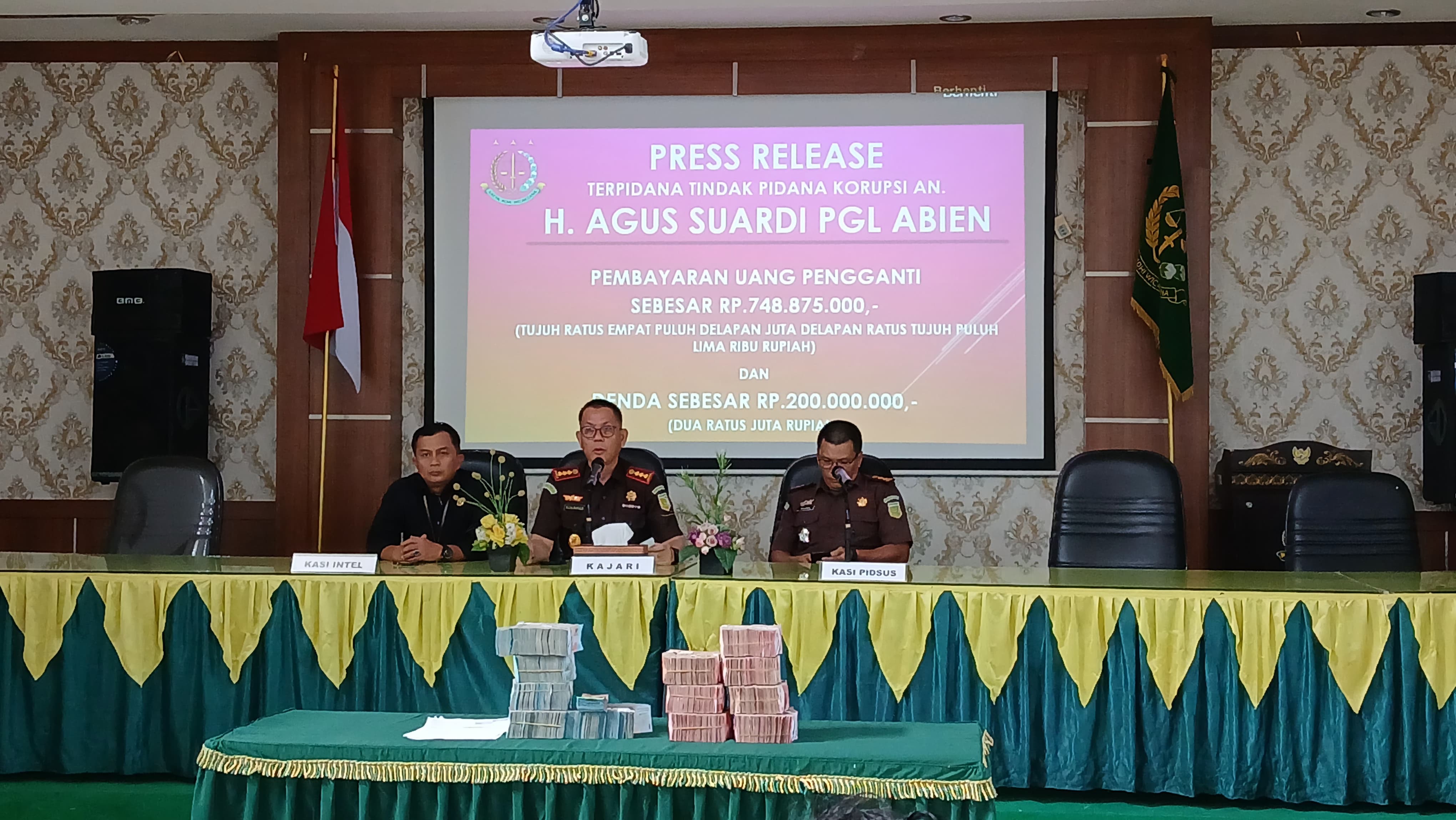 Kajari Padang Aliansyah didampingi Kasi Pidsus Yuli Andri dan Kasi Intel Eriyanto melaksanakan konferensi pers terkait kasus korupsi KONI Padang, kemarin.