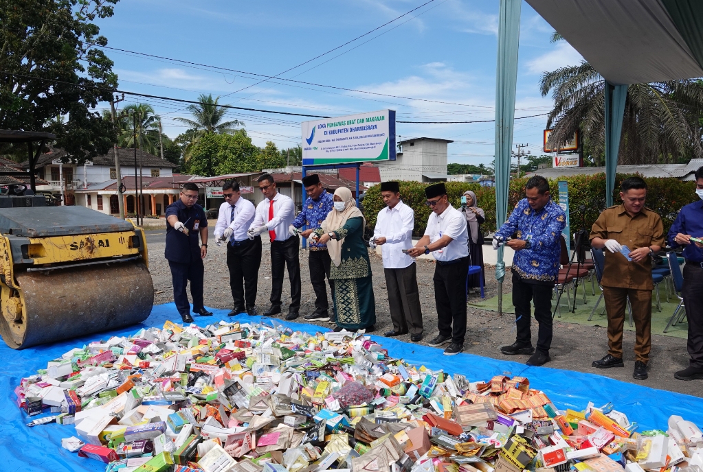 Loka Pengawas Obat dan Makanan (POM) di Kabupaten Dharmasraya melakukan pemusnahan 2.260 item produk obat dan makanan ilegal. (Foto: IST)