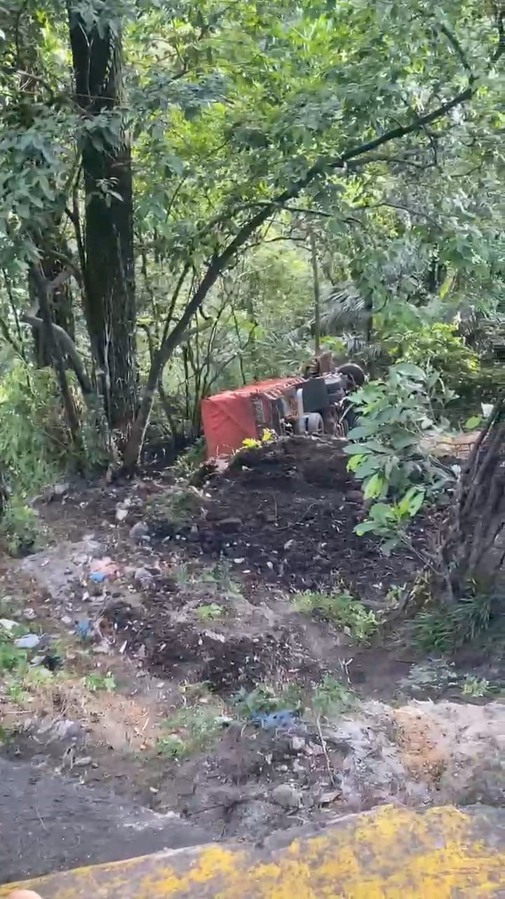 Satu unit truk pengangkut batubara terjun ke dalam jurang di Jalan Padang-Solok pada Senin (28/10/2024) sekitar pukul 16.00 WIB.