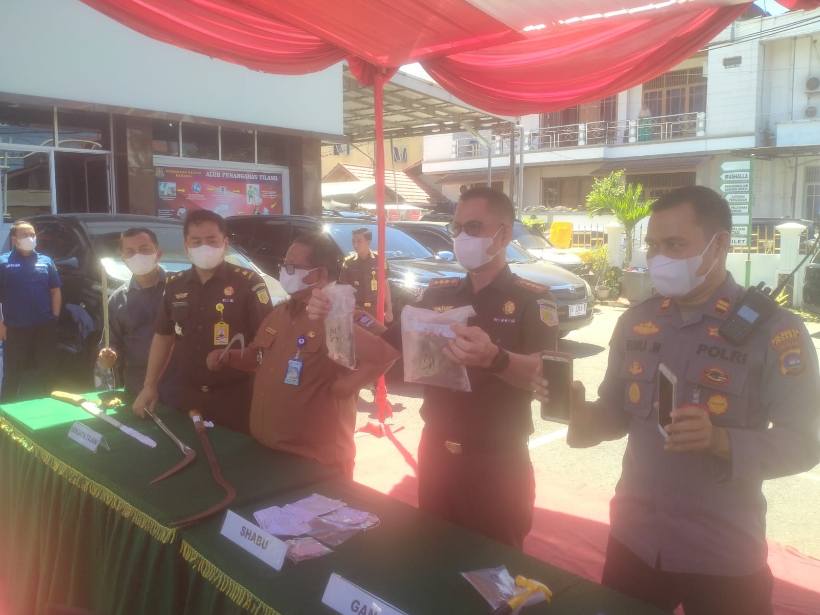 Kejari Padang beserta unsur forkopimda memperlihatkan barang bukti yang telah memiliki ketentuan hukum tetap untuk dimusnakahkan, Selasa (29/10).