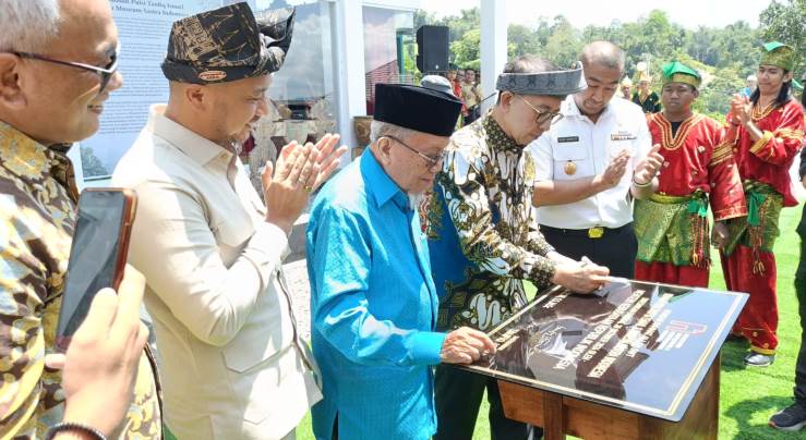 Menteri Kebudayaan RI Fadli Zon resmikan Rumah Puisi Taufik Ismail menjadi Museum Sastra Indonesia di Ke nagari Aia Angek, Tanahdatar, Rabu (30/10/2024).