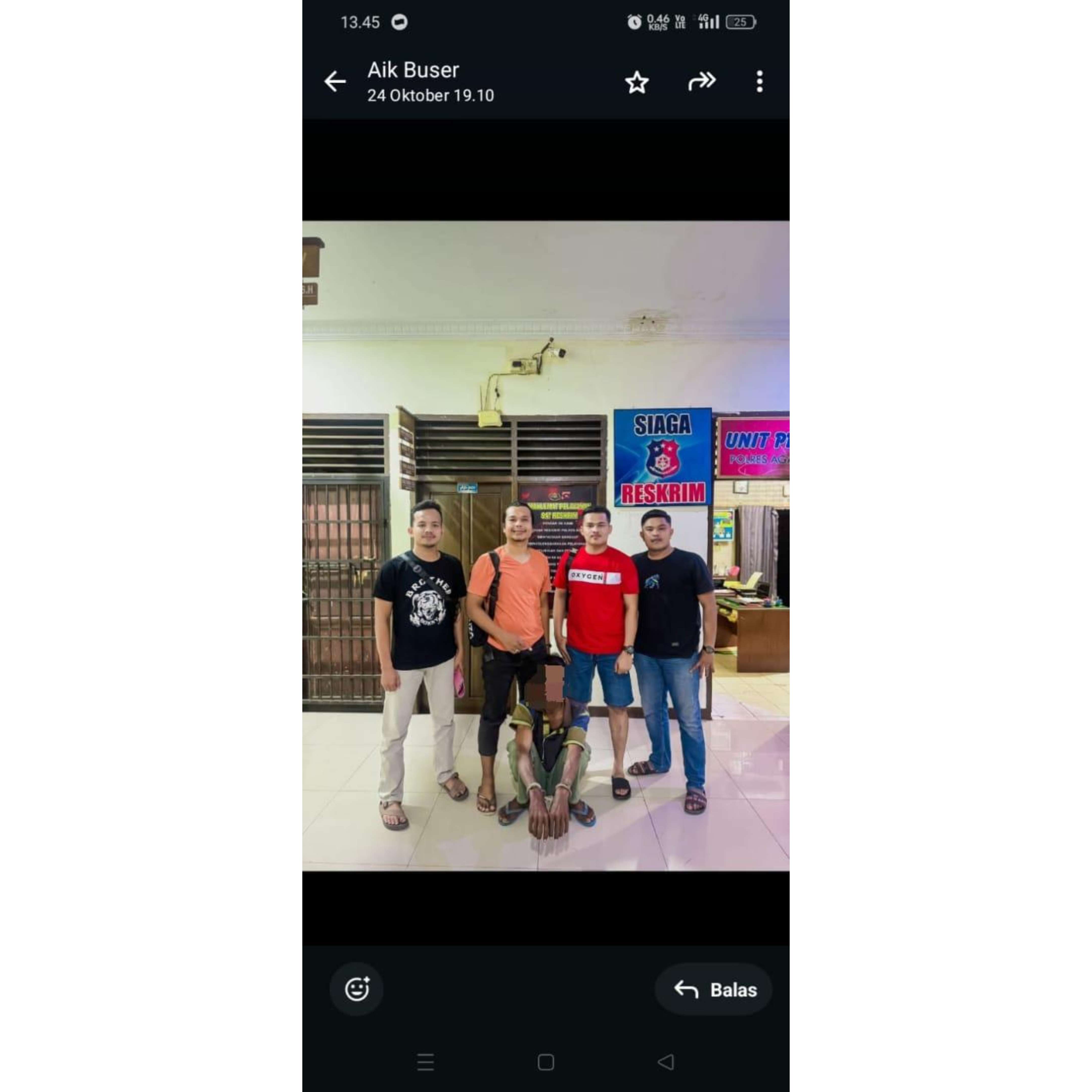 BEJAT: Anggota Satreskrim Polres Agam mengamankan pelaku pencabulan anak kandung berinisial YP, di Mapolres Agam, beberapa waktu lalu. (HUMAS POLRES AGAM FOR PADEK)