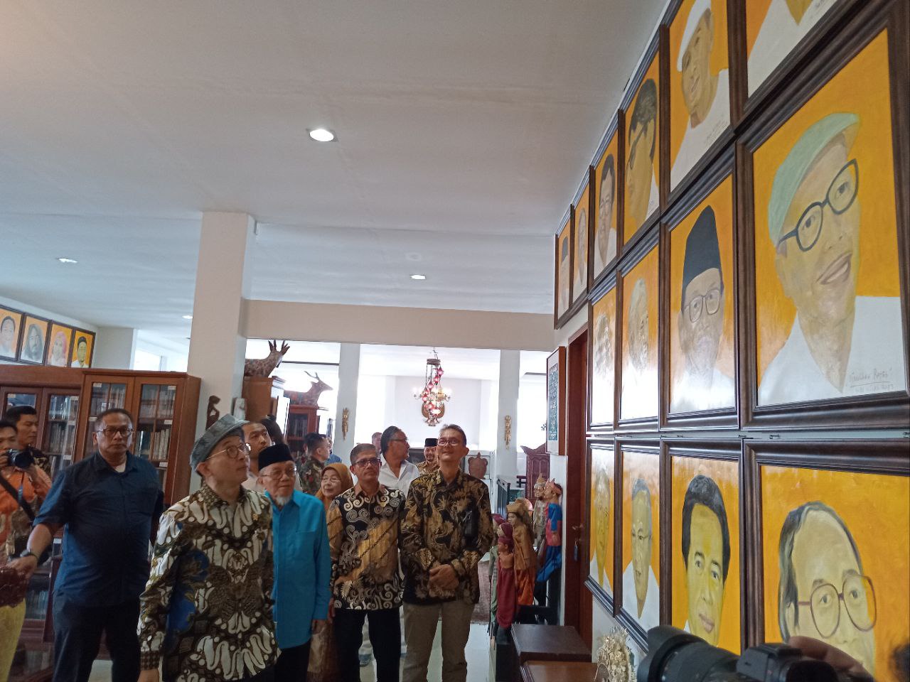 KUNJUNGAN: Fadli Zon dan Taufiq Ismail saat melihat koleksi Museum Sastra Indonesia, Nagari Aie Angek X Koto, Tanah Datar, Rabu (30/10). (Rian Afdol/Padang Ekspres)