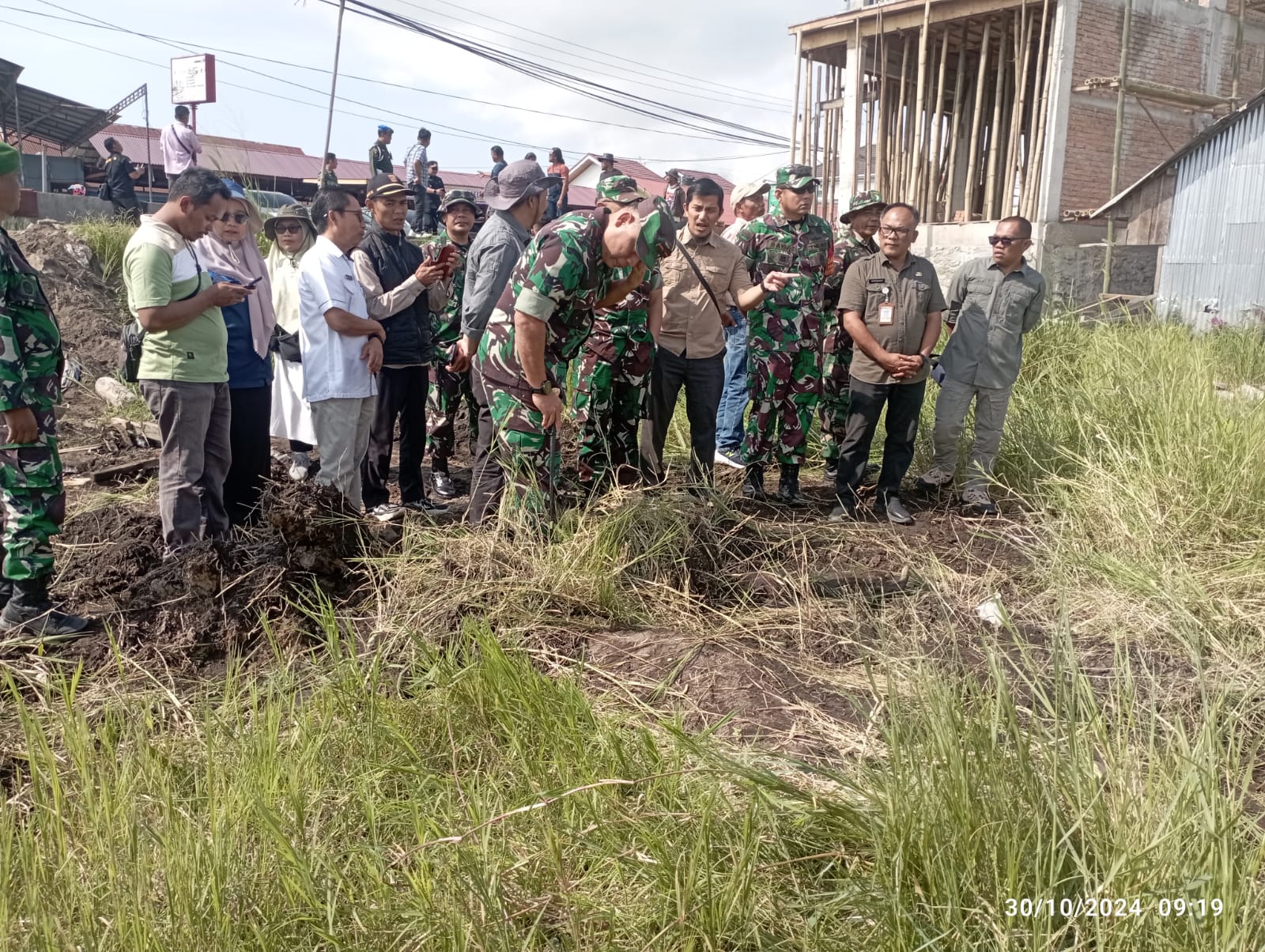 PEMBENAHAN: Program normalisasi lahan pertanian terdampak bencana galodo dimulai di Bukikbatabuah, di bawah komando Danrem 032/Wirabraja, Brigjen TNI Wahyu Eko Purnomo, kemarin. (DISKOMINFO AGAM)