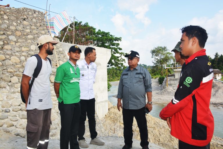 MESTI DIKEBUT: Sekkab Agam Edi Busti meninjau sejumlah proyek pembangunan infrastruktur strategis di kabupaten itu, kemarin. (PEMKAB AGAM FOR PADEK)