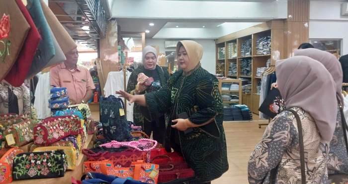 Ketua Dharma Wanita Persatuan (DWP) Badan Nasional dan Pencarian Nasional (Basarnas) Ny Ika Kusworo menyambangi Silungkang Art Center, Kota Padang.