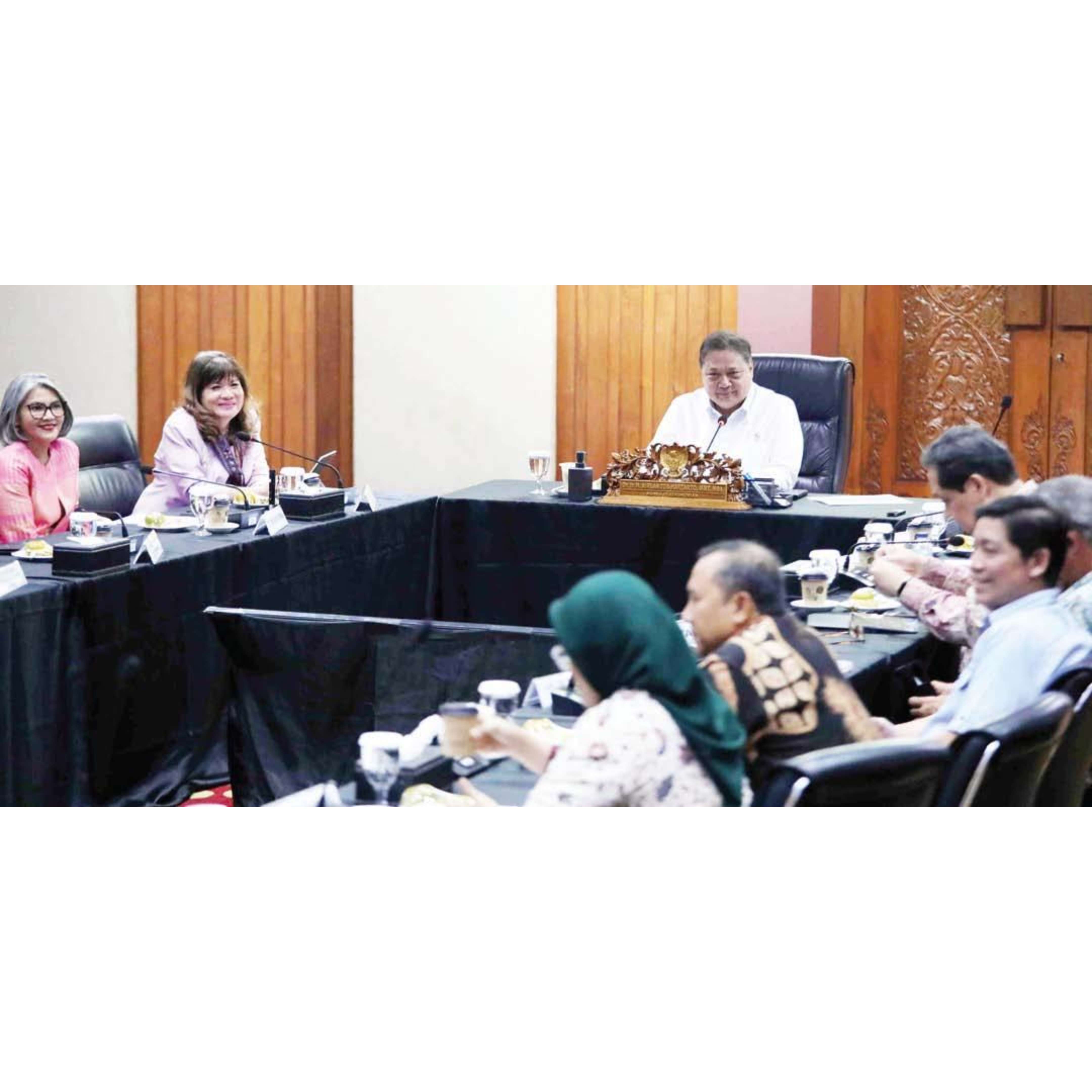 CARI JALAN KELUAR: Menko Perekonomian Airlangga Hartarto (tengah) melakukan pertemuan dengan Apindo di Jakarta, kemarin. (FEDRIK TARIGAN/JPG)