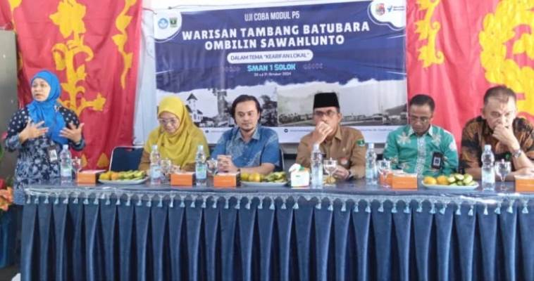 Ketua Tim Kerja Pengembangan WTBOS, Yayuk Sri Budi Rahayu memberikan arahan saat ujicoba Modul P5 WTBOS bertajuk kearifan lokal di SMAN 1 Kota Solok, Selasa (29/10). Foto Frikel/Padeks