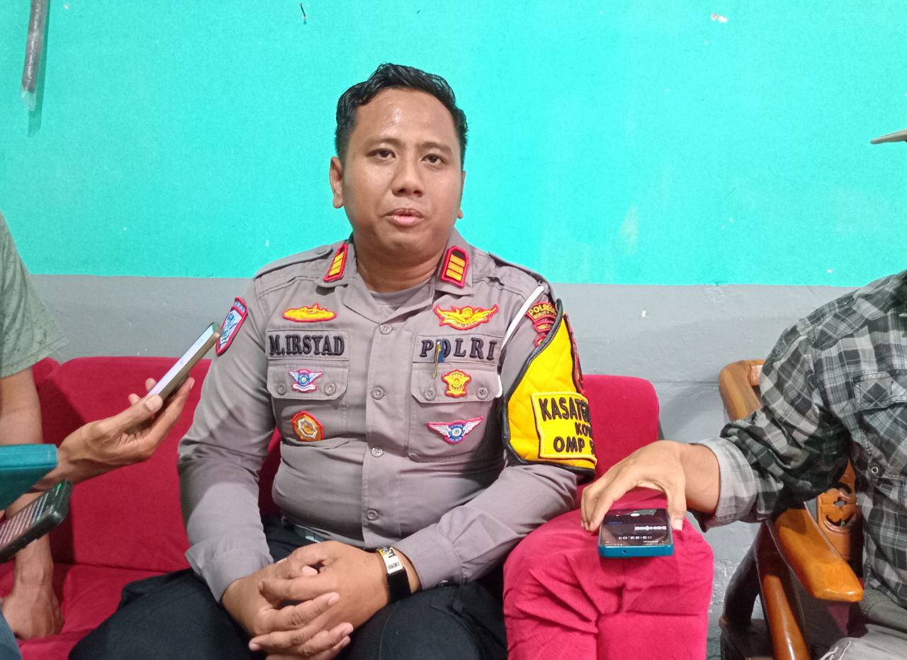 KOLABORASI: Kasat Lantas Polresta Bukittinggi, AKP Muhammad Irsyad Fathurrahcman saat menyambangi Sekretariat BPC, kamis (31/10). (RIAN AFDOL/PADANG EKSPRES)