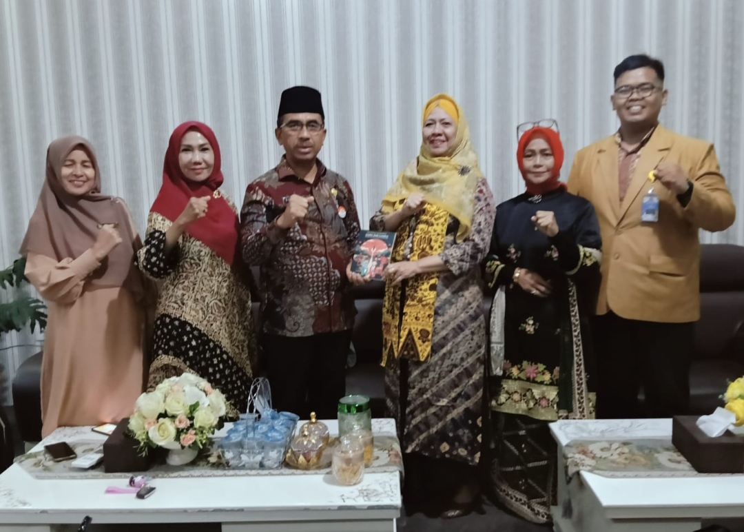 Pelepasan guru ke Australia dilakukan Kepala Dinas Pendidikan Sumatera Barat, Barlius, Kamis siang (31/10/2024) di Dinas Pendidikan Sumbar. (Foto: SATUPENA)