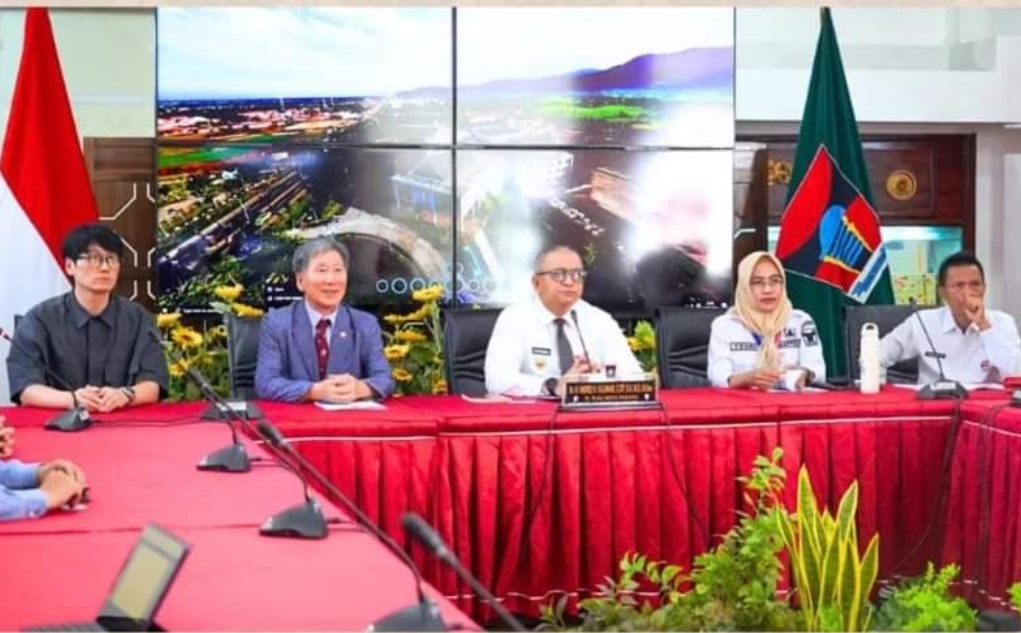 Pertemuan PJ Wali Kota Padang Andree Algamar dengan PT Korea Indonesia Creative Teach and Trade dalam upaya pengelolaan sampah jadi gas metan yang dapat dimanfaatkan jadi energi.(Foto: Prokopim)