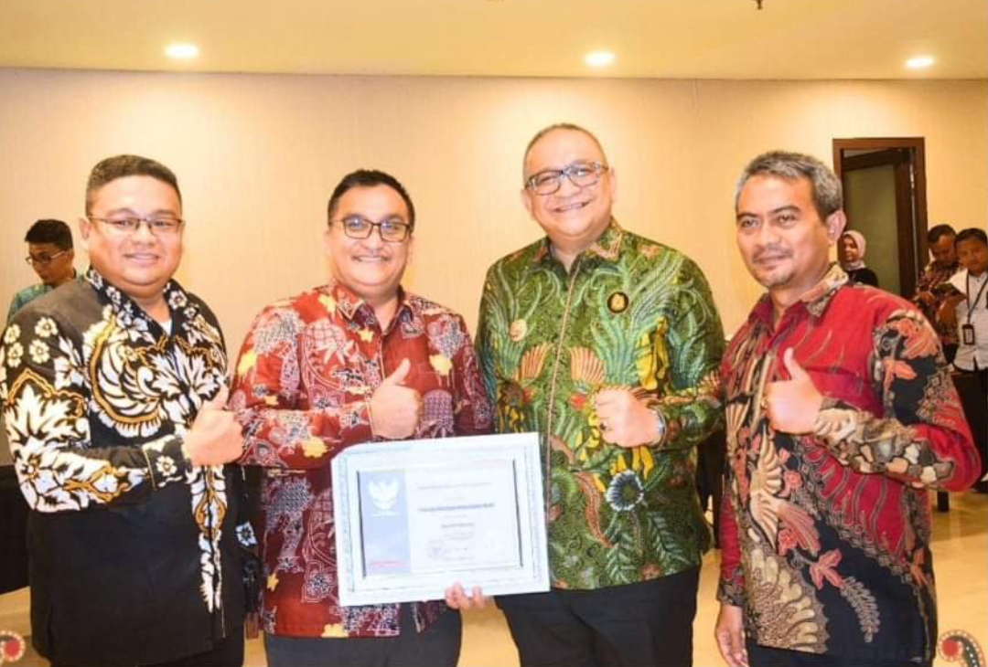 PJ Wako Padang Andree Algamar usai  menerima Pin Lencana Produktivitas sebagai penghargaan kepada pembina Siddhakarya terbaik, dari Plt Gubernur Sumbar Audy Joinaldy.(Foto: Prokopim)