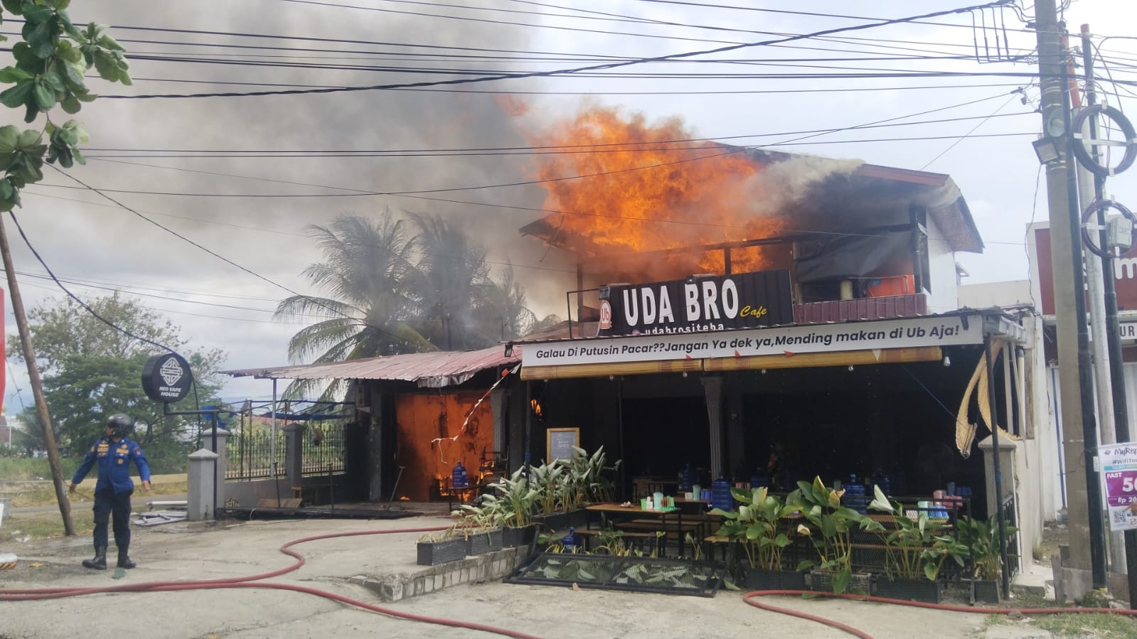 Kebakaran menghanguskan Cafe Uda Bro, Siteba, di Kelurahan Suraugadang, Kecamatan Nanggalo, Kota Padang, Jumat (1/11).