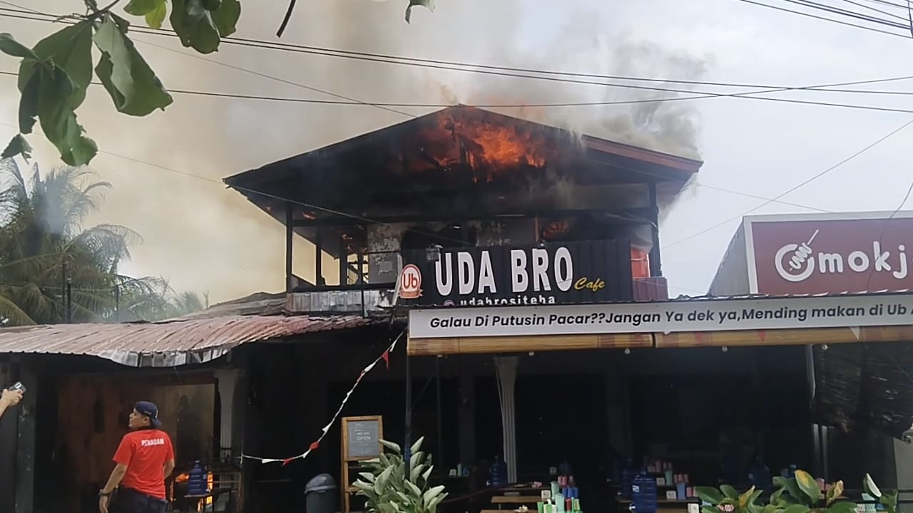 Kebakaran menghanguskan Cafe Uda Bro Siteba dan Toko Neo Vafe House di Jalan Kandis, Kelurahan Kampungolo, Kecamatan Nanggalo, Kota Padang, Jumat (1/11).