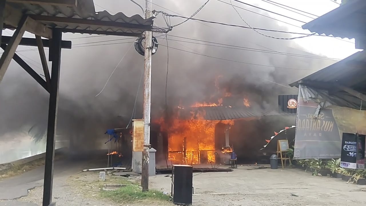 Kebakaran hanguskan Cafe Uda Bro Siteba dan Toko Neo Vafe House di Jalan Kandis, Kelurahan Kampungolo, Kecamatan Nanggalo, Kota Padang, Jumat (1/11).