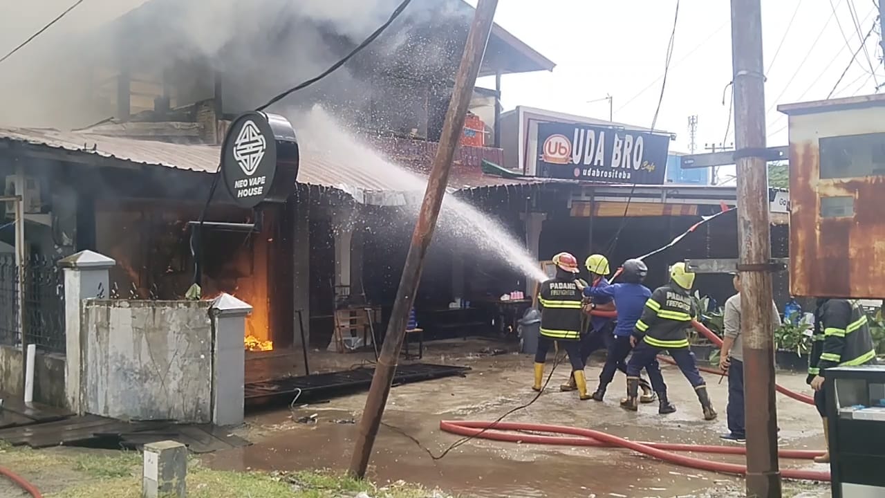 Kebakaran Cafe Uda Bro Siteba dan Neo Vape House di Jalan Raya Depan BNI Siteba, Kampungolo, Kecamatan Nanggalo Siteba, Kota Padang.