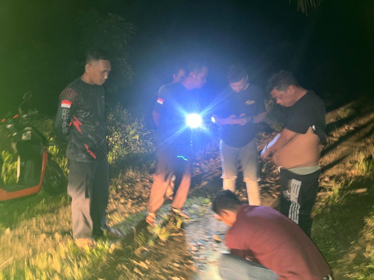 Tim Kelelawar Satuan Reserse Narkoba Polres Agam berhasil menangkap dua orang pria yang diduga sebagai pengedar narkoba jenis sabu di kawasan kebun sawit PT AMP 2, Jorong Masang Kenagarian Tiku.