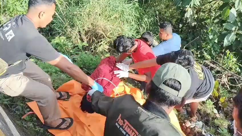 Proses evakuasi terhadap mayat yang ditemukan di jurang Sitinjaulauik.