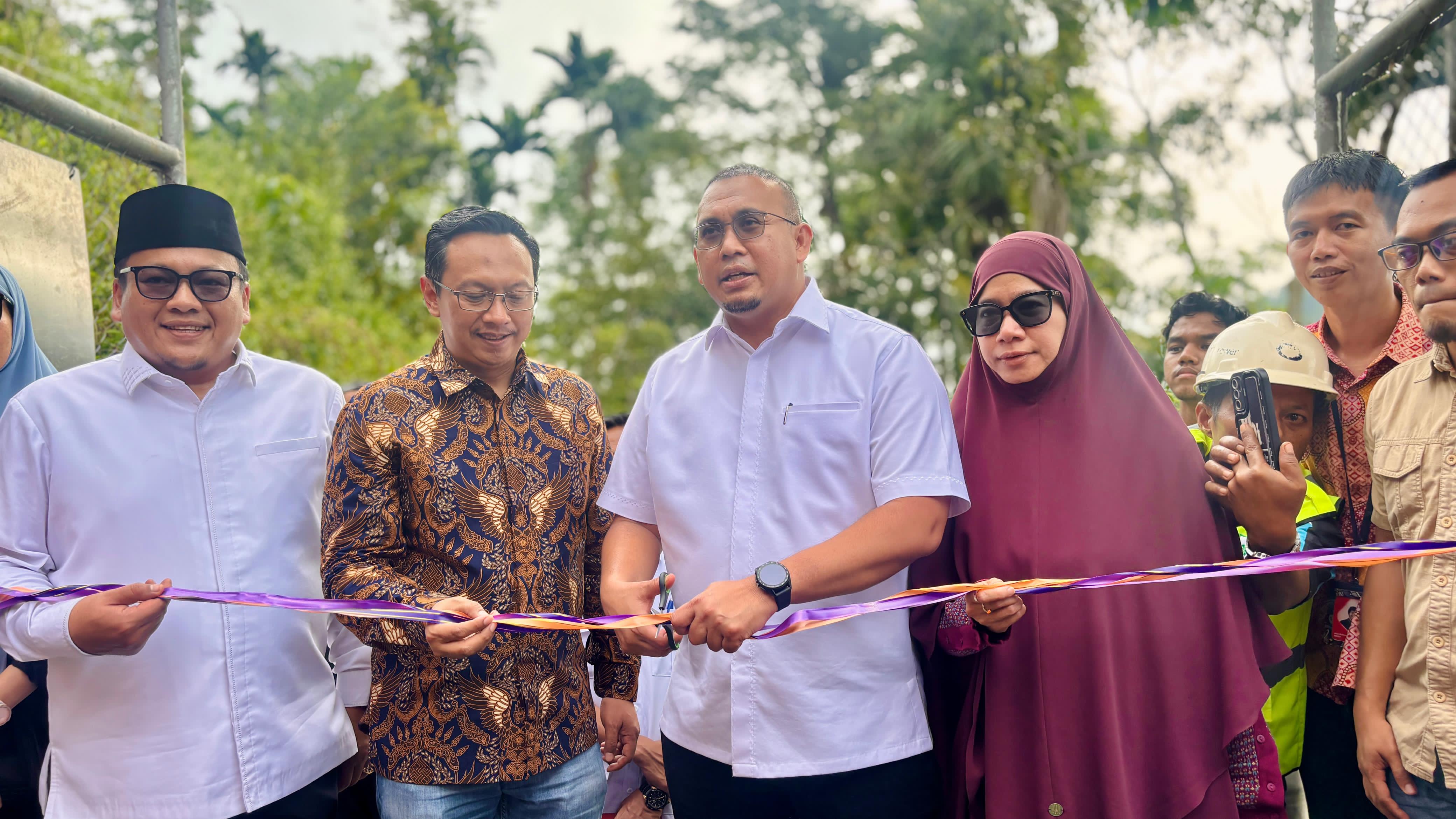 Anggota DPR RI Komisi VI, Andre Rosiade didampingi VP Area Network Operations Sumatera Telkomsel, Nugroho Adi Wibowo (kiri) meresmikan infrastruktur jaringan baru di Nagari Sungai Patai. (dok. telkom)