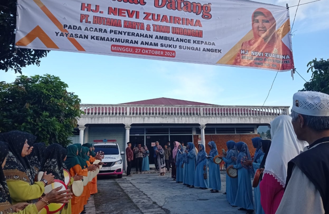Anggota DPR RI dari Fraksi PKS, Nevi Zuairina menyerahkan ambulans untuk masyarakat Nagari Simarasok, Kabupaten Agam. (Foto: Tim NZ)