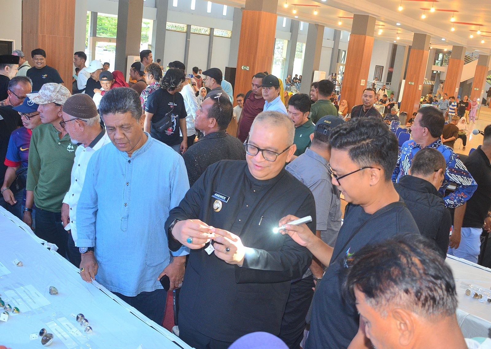 Pj Wako Padang Andree Algamar mengunjungi stan batu akik di Youth Center Padang.