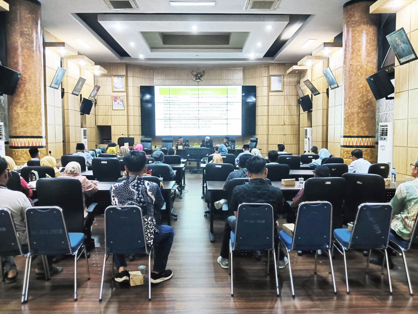 Badan Kesatuan Bangsa dan Politik (Kesbangpol) Kota Padang menggelar Sosialisasi Pembentukan dan Pembinaan bagi Forum Pembaruan Kebangsaan (FPK) kecamatan di Kota Padang.