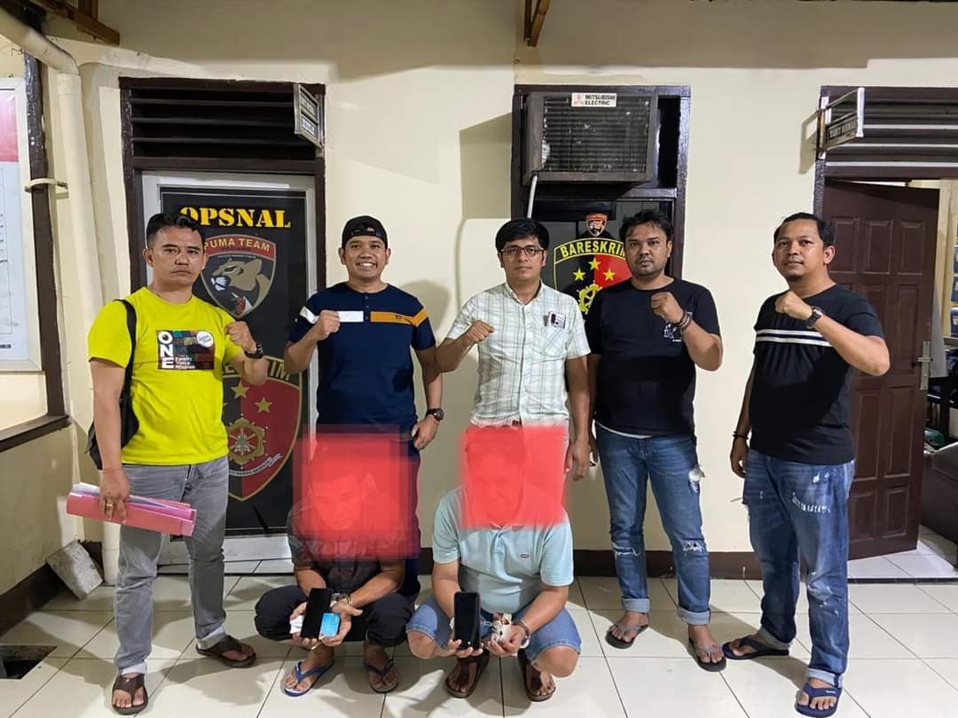 Tim Opsnal Polsek Padang Timur menangkap dua laki-laki karena kedapatan bermain judi online slot pada Sabtu (2/11).