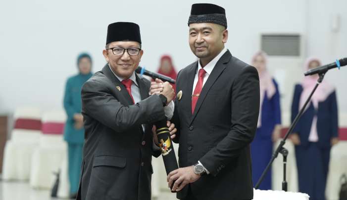 Plt Gubernur Sumbar Audy Joinaldy melantik Yozarwardi Usama Putra sebagai Penjabat Sekretaris Daerah Provinsi Sumbar (kiri).