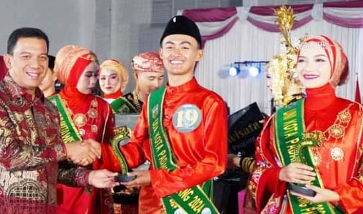 Viagi Anfasini dan Febriani Aulia Rahmi terpilih sebagai Uda dan Uni Duta Wisata Kota Padangpanjang 2024.