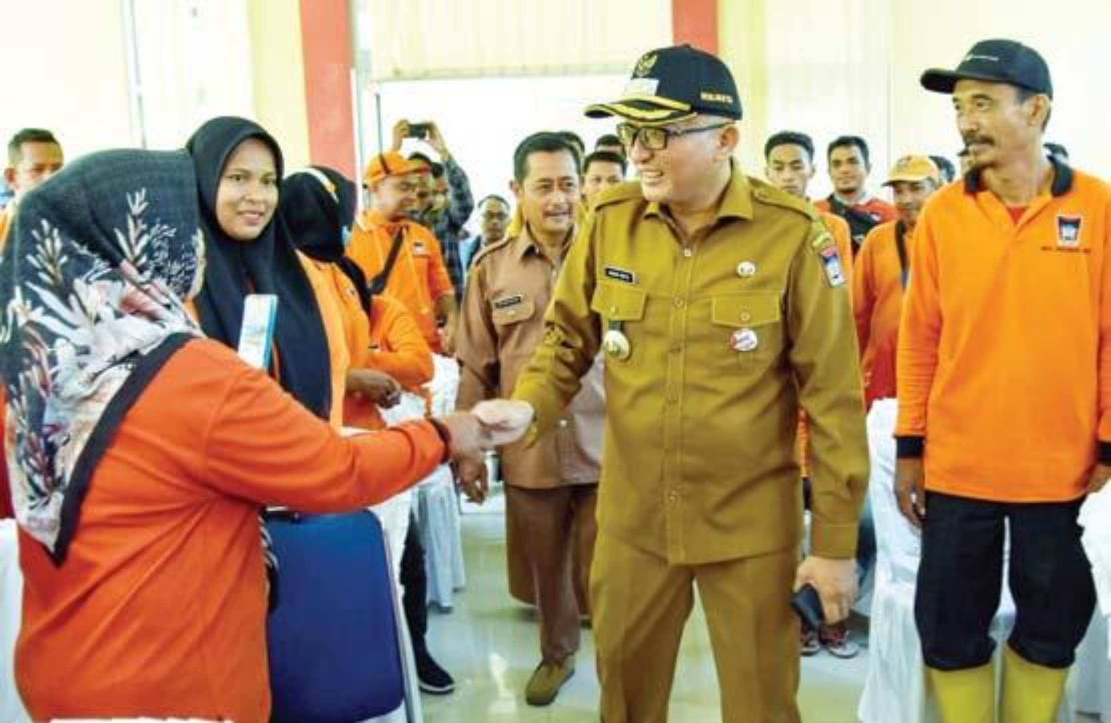 KOMIT JAGA KEBERSIHAN: Hendri Septa bersama petugas kebersihan dan warga Kota Padang. (DOKUMENTASI HENDRI SEPTA)