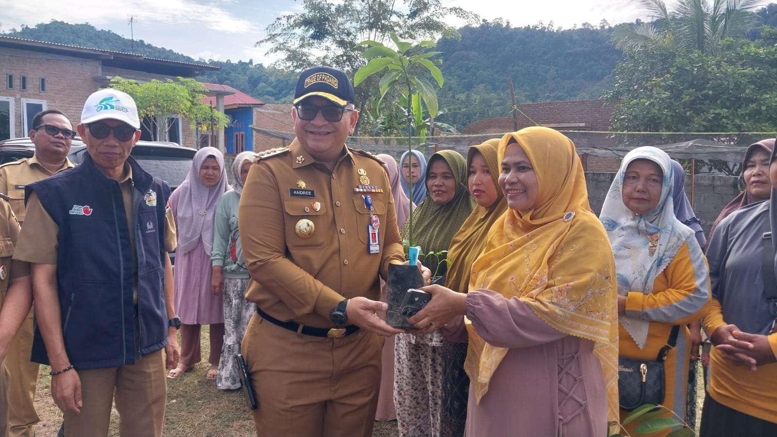 Pj Wako Padang Andree Algamar menyerahkan bantuan bibit kepada KWT di Pasarlalang, Kelurahan Kuranji, Senin (4/11).