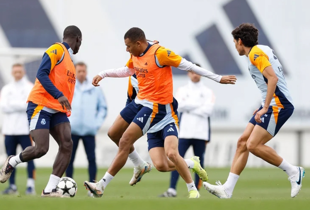Para pemain Real Madrid latihan jelang laga melawan AC Milan di Estadio Santiago Bernabeu pada Rabu dinihari pukul 03:00 WIB (6/11/2024). (Foto: realmadrid.com)
