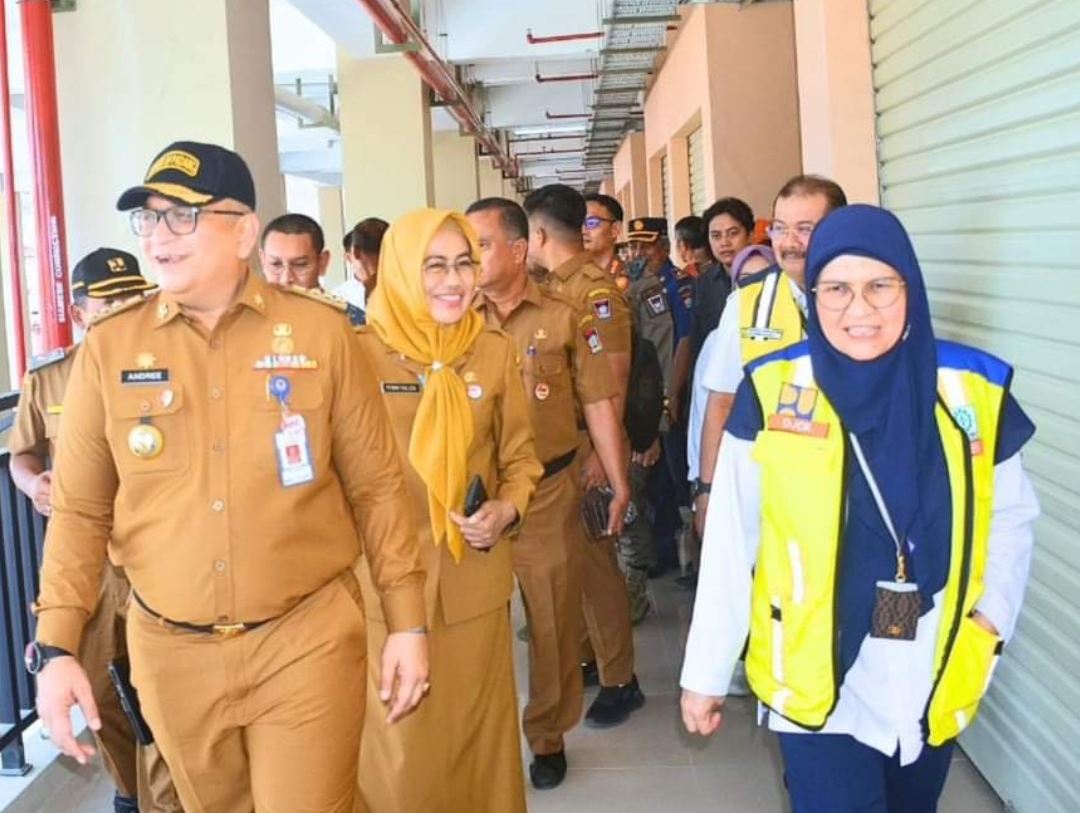 Kepala BPPW Sumbar, Maria Doeni Isa bersama Penjabat Wali Kota Padang, Andree Algamar meninjau Pasar Raya Fase VII usai serah terima. (Foto: Prokopim)