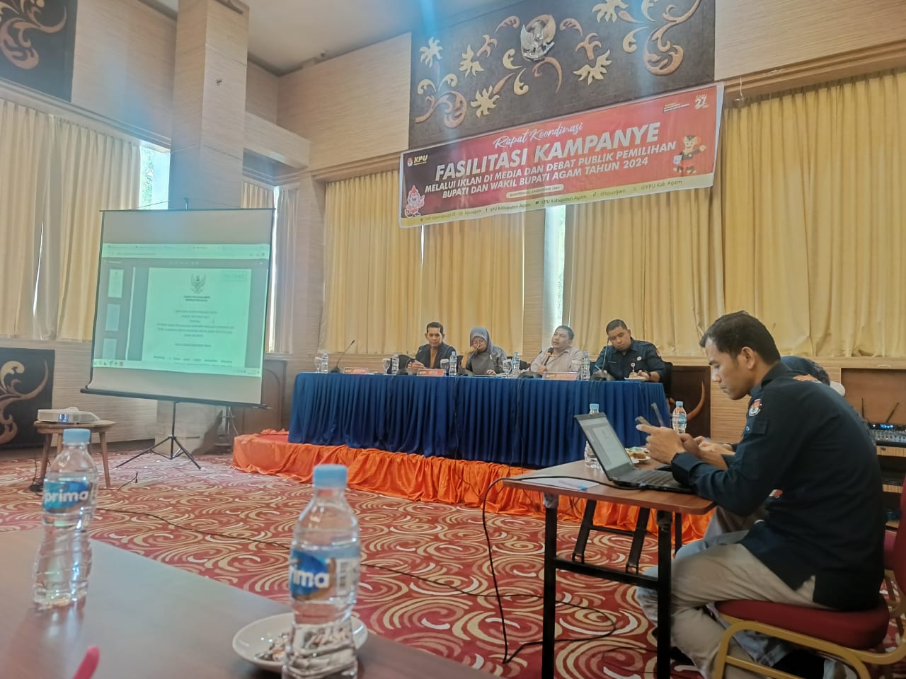 RAPAT: Rakor Fasilitasi Kampanye melalui Iklan di Media dan Debat Publik Pilbup Agam 2024 di Hotel Grand Royal Denai, Kota Bukittinggi, Sabtu (2/11). (PUTRA SUSANTO/PADEK)