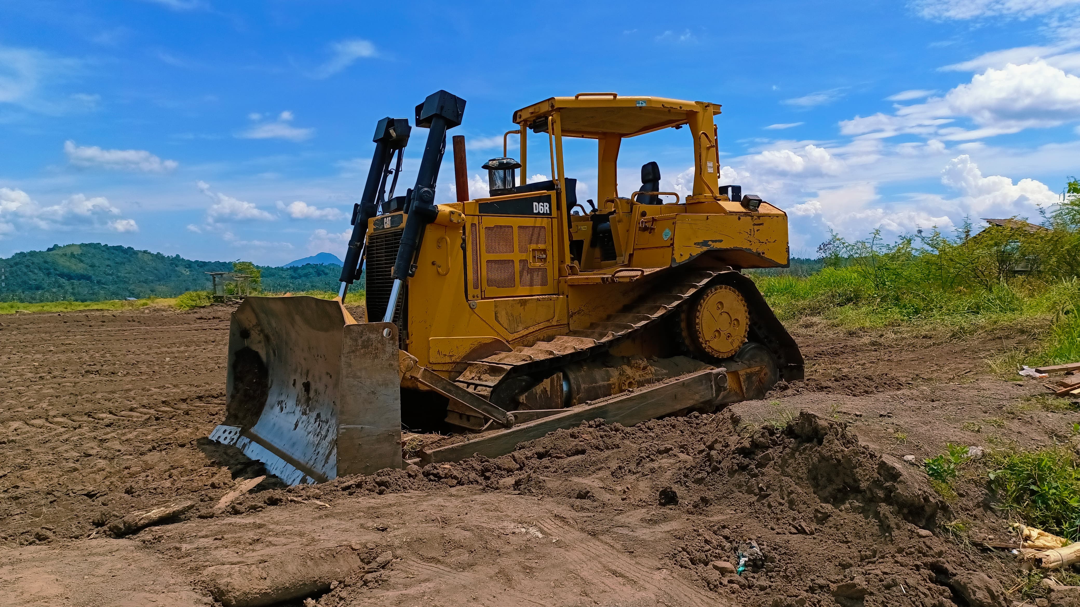 PEMULIHAN: Alat berat dikerahkan untuk optimasi lahan sawah terdampak banjir bandang di Kecamatan Rambatan, Tanahdatar, Senin (4/11). (PEMKAB TANAHDATAR FOR PADEK)