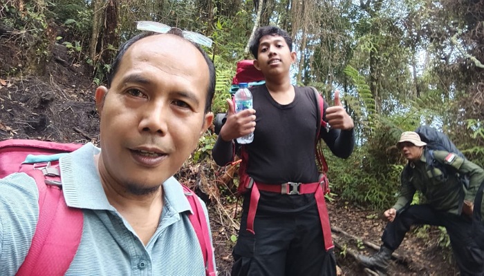Two Efly, Azib, dan Ampu memulai ekspedisi ke puncak Gunung Talang dari Pos 1.