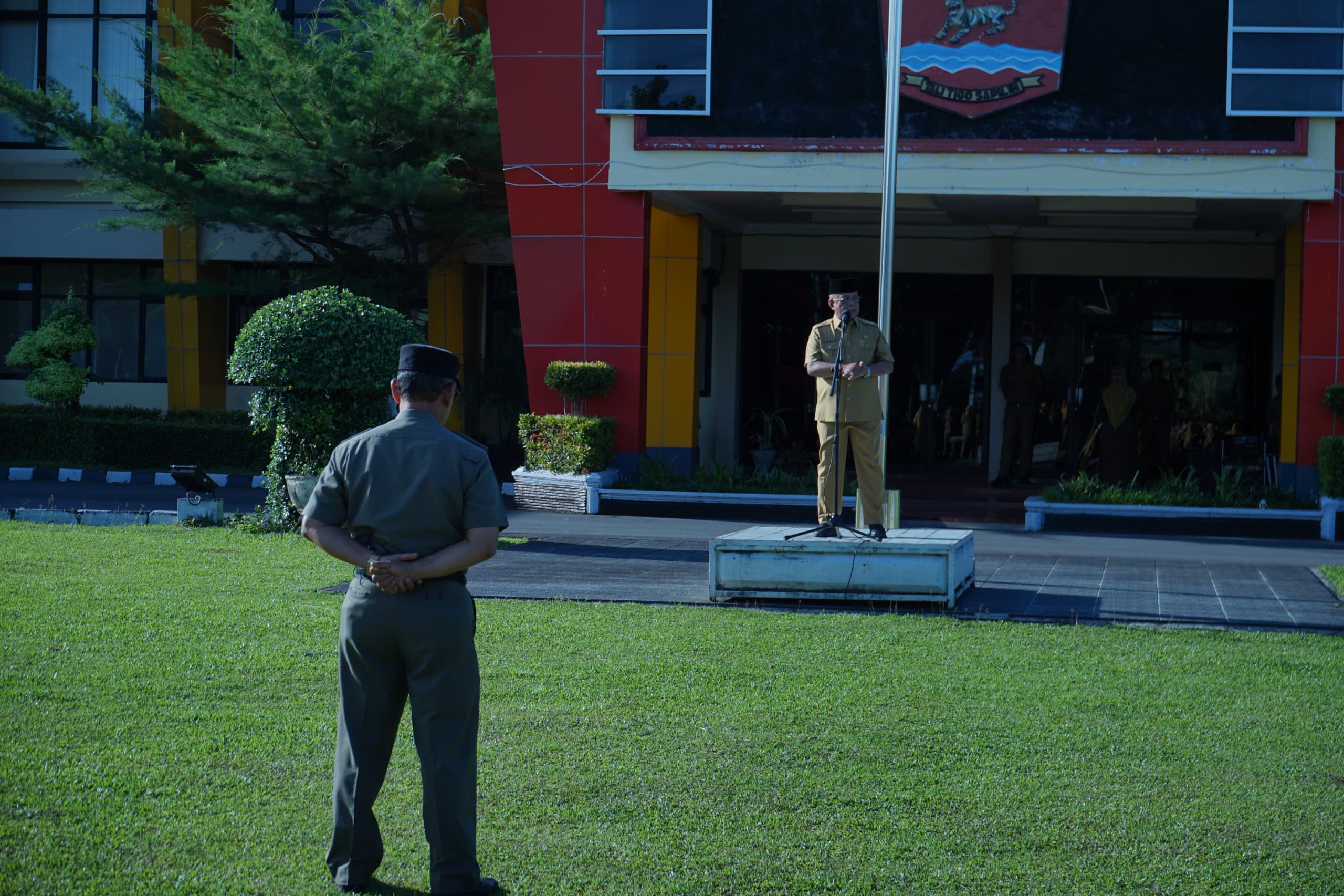BERI ARAHAN: Sekkab Agam Edi Busti pimpin apel gabungan ASN Pemkab Agam di halaman Kantor Bupati Agam, Senin (4/11). (DISKOMINFO AGAM FOR PADEK)