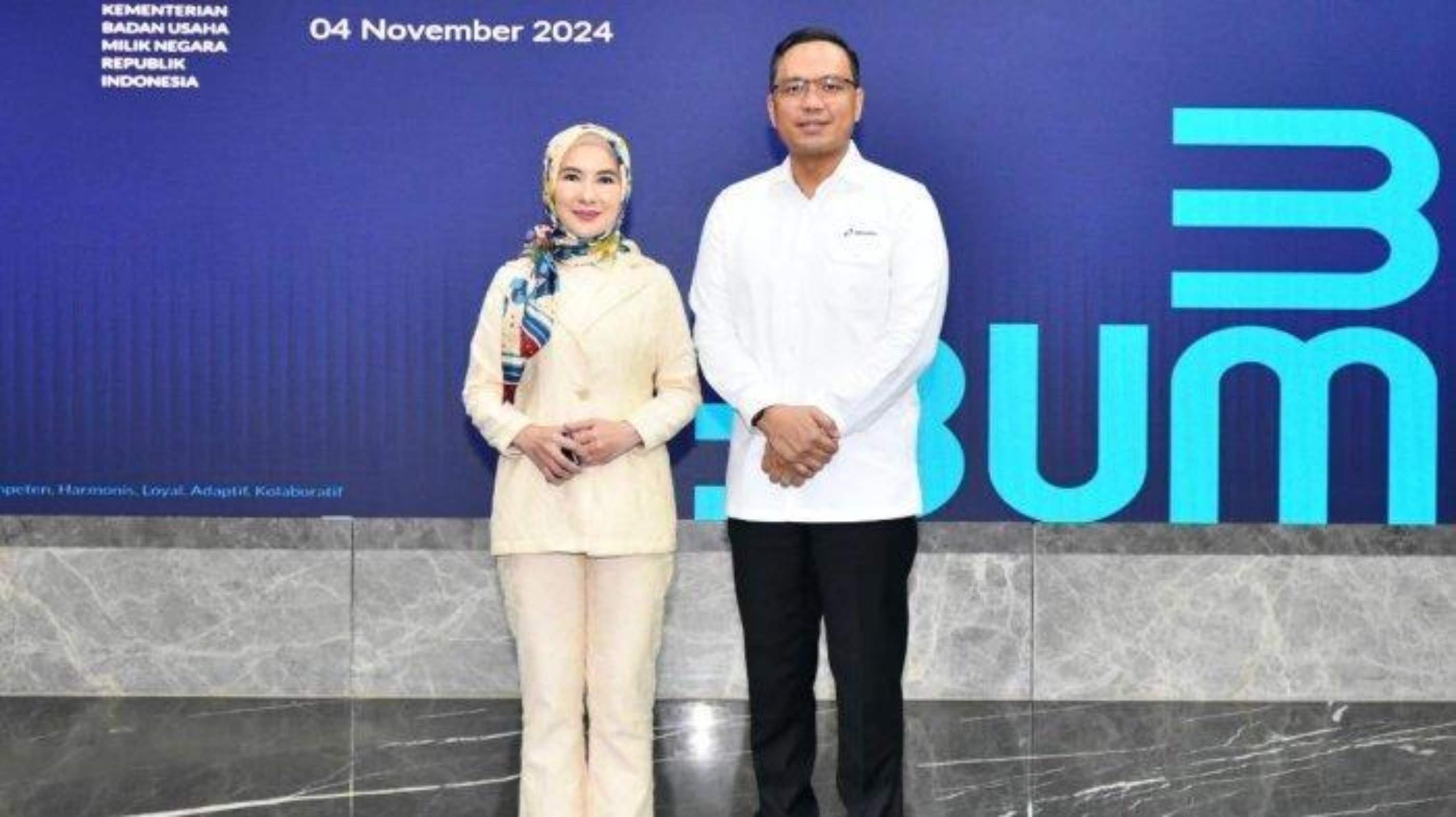 KINI DAN DULU: Dirut PT Pertamina Simon Aloysius Mantiri (kanan) berfoto dengan mantan Dirut PT Pertamina Nicke Widyawati (kiri). (HUMAS PERTAMINA)