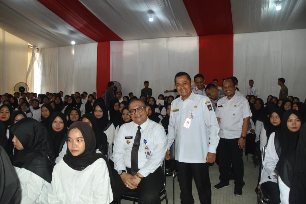 Pj Wako Padang Andree Algamar didampingi Kepala BKPSDM Mairizon meninjau ujian SKD di UM Sumbar, Rabu (6/11).