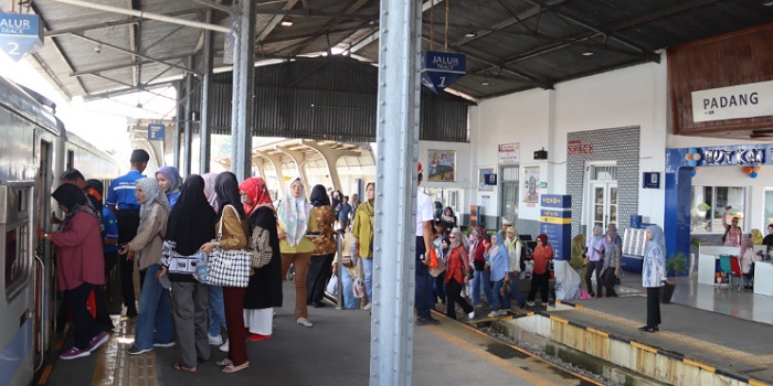 Aktivitas di Stasiun Kereta Api Padang yang berada di kawasan Simpang Haru, Kota Padang.