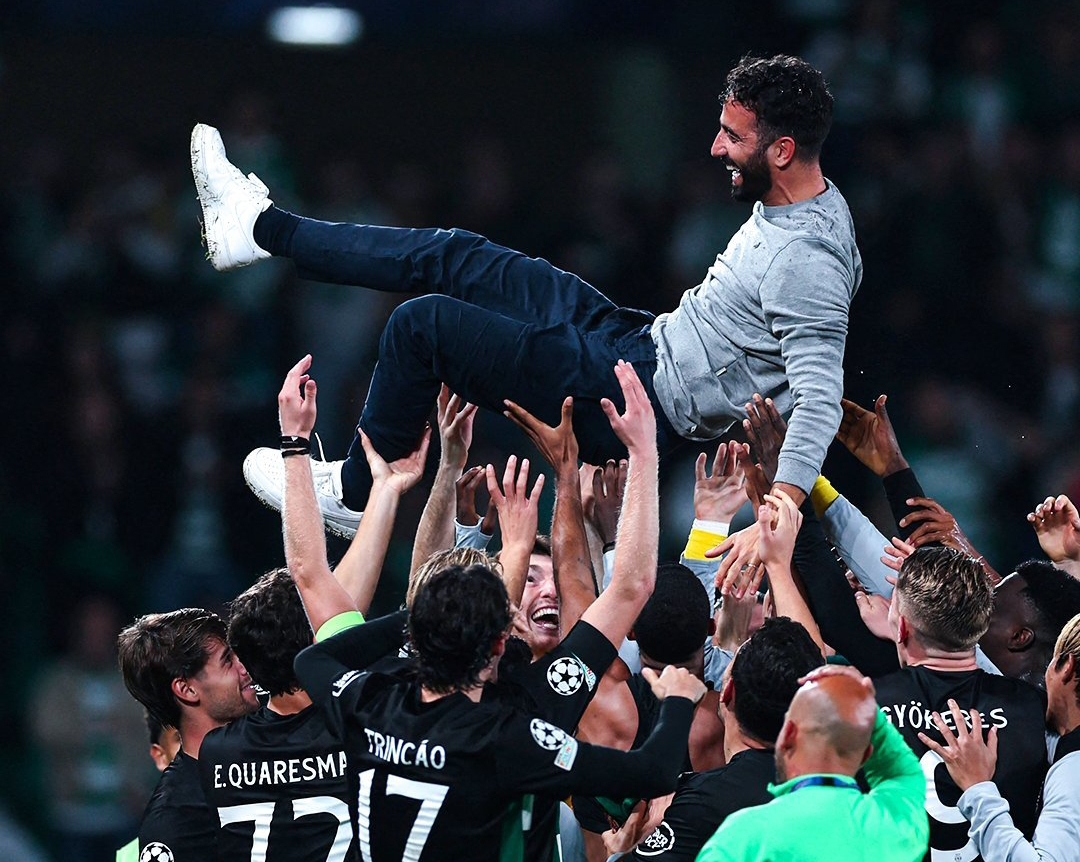Para pemain Sporting CP mengangkat sang Pelatih Ruben Amorim saat menang melawan Man City yang berakhir 4-1. (Foto: Instagram Sporting CP)